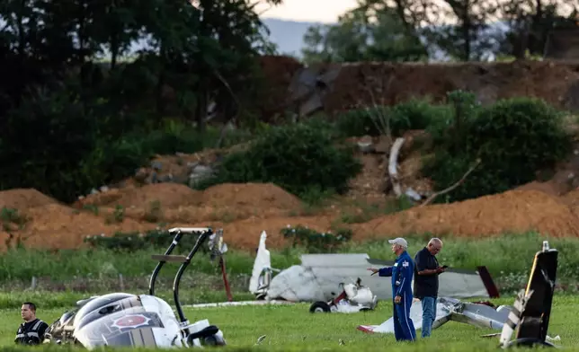 當局在賓夕法尼亞州卡萊爾機場調查一宗賓夕法尼亞州州警直升機與小型飛機的墜機事故。攝於2026年8月19日周三。(Sean Simmers/The Patriot-News via AP) AP圖片