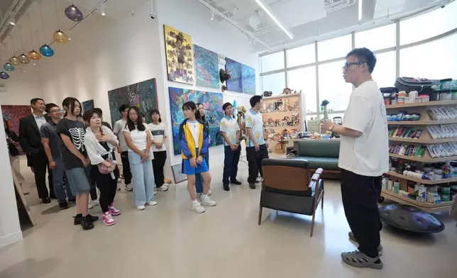 警國安處安排得獎師生參觀「Molly之父」工作室