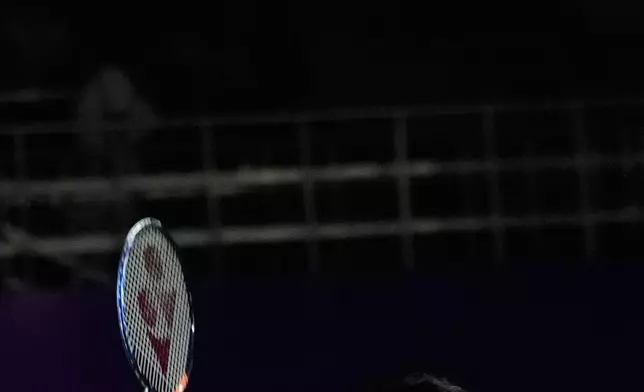 2026年8月19日周三，中國選手李詩灃在印度新德里舉行的羽毛球世界錦標賽上，對陣馬來西亞選手梁峻豪。(美聯社圖片/Manish Swarup) AP圖片