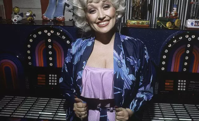 資料圖片：歌手兼演員桃麗柏頓於1980年12月12日，在洛杉磯出席其電影《朝九晚五》首映禮後的派對。(美聯社圖片/Harms) AP圖片