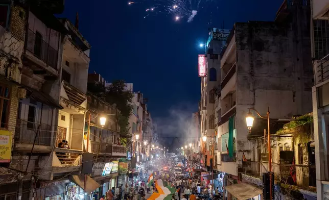 2026年8月10日周一，在印度北部北方邦的普拉亞格拉吉，人們手持印度國旗參加名為「三色旗遊行」的隊伍，作為8月15日獨立日前「家家戶戶三色旗」慶祝活動的一部分。(美聯社圖片/Rajesh Kumar Singh) AP圖片