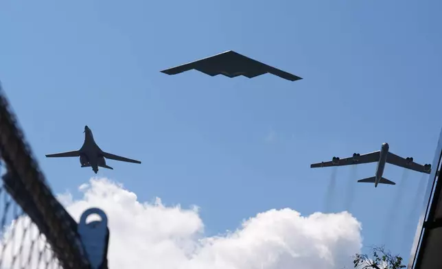 軍機於2026年8月20日周日在華盛頓舉行的印第賽車自由250大獎賽前進行飛行表演。 (美聯社圖片/Alex Brandon) AP圖片