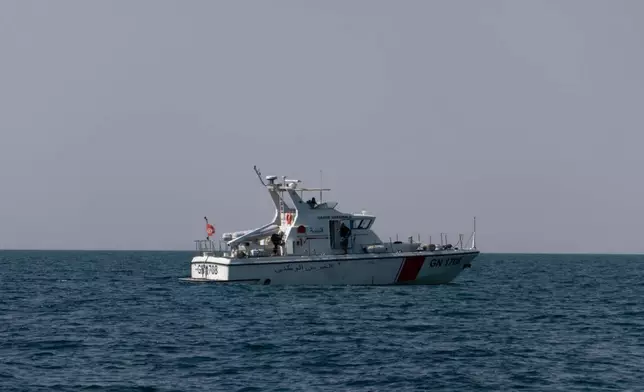 突尼斯國民警衛隊船隻在搜救行動中進行搜索，事緣一艘載有移民的船隻在該國東南海岸扎爾濟斯附近翻沉。攝於二零二六年八月二十三日周日。(美聯社圖片/Bassem Aouini) AP圖片