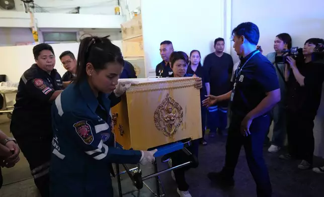 周六（二零二六年八月八日），泰國曼谷一間警署醫院內，棺木載有周五德布西林暖武里學校槍擊案受害者的遺體，由擔架抬出。(美聯社圖片/Sakchai Lalit) AP圖片