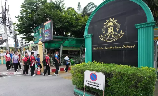 周六（二零二六年八月八日），泰國暖武里府德布西林暖武里學校，槍擊案發生後一日，學生抵達學校。(美聯社圖片/Sakchai Lalit) AP圖片