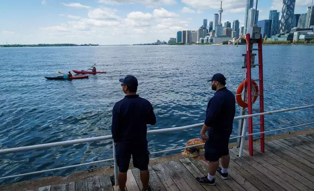人們周二（2026年8月25日）在多倫多港口眺望安大略湖。(Keito Newman/The Canadian Press via AP) AP圖片