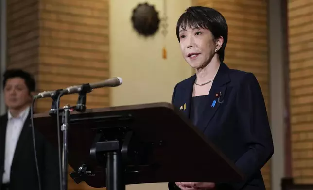 日本首相高市早苗於二零二六年八月十三日周四，在東京首相官邸外向記者講話。(Yuki Sato/共同社圖片/美聯社) AP圖片