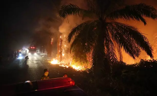 消防車停泊在印尼中加里曼丹三比特附近，當地泥炭地周一（2026年8月24日）發生野火。（美聯社圖片/Andri Rizky Agustian） AP圖片