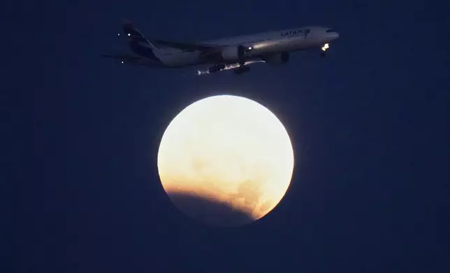 2026年8月28日周五，里斯本，一架拉塔姆航空波音777客機在月偏食期間準備降落。(美聯社圖片/Armando Franca) AP圖片