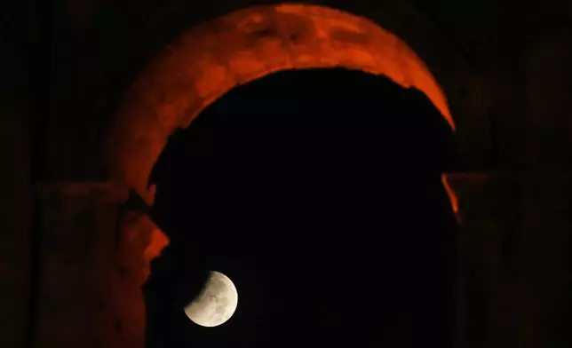 2026年8月28日周五，羅馬，月偏食期間，月亮在羅馬鬥獸場後方落下。(美聯社圖片/Gregorio Borgia) AP圖片