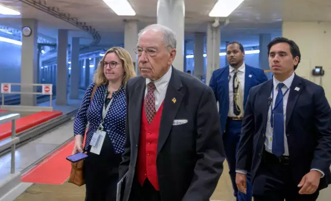 愛荷華州共和黨參議員格拉斯利（Chuck Grassley）周五（2026年8月7日）在華盛頓美國國會大廈投票期間，步行穿過參議院地鐵。（美聯社圖片/Rod Lamkey, Jr.） AP圖片