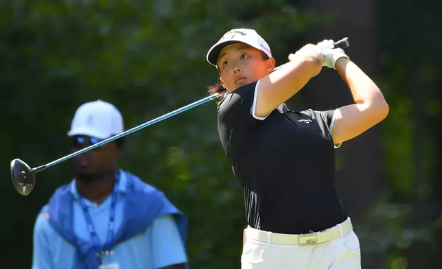 中國球手殷若寧，2026年8月30日周日，在麻省諾頓舉行的LPGA FM錦標賽高爾夫球賽第四輪期間，於第二洞發球。(美聯社圖片/Steven Senne) AP圖片