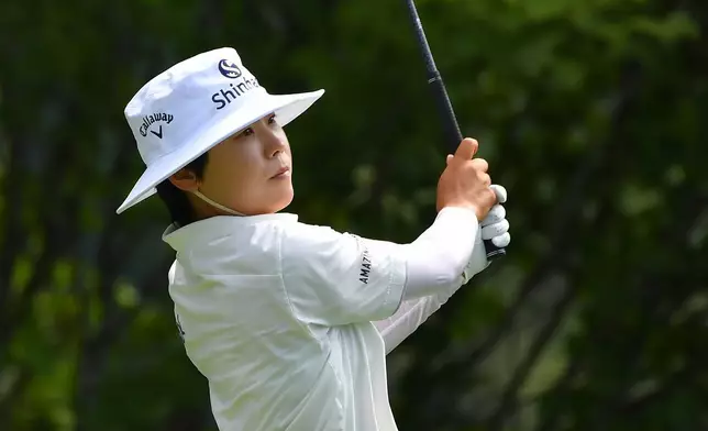 南韓球手李素美，2026年8月30日周日，在麻省諾頓舉行的LPGA FM錦標賽高爾夫球賽第四輪期間，於第一洞發球後，注視球的飛行方向。(美聯社圖片/Steven Senne) AP圖片