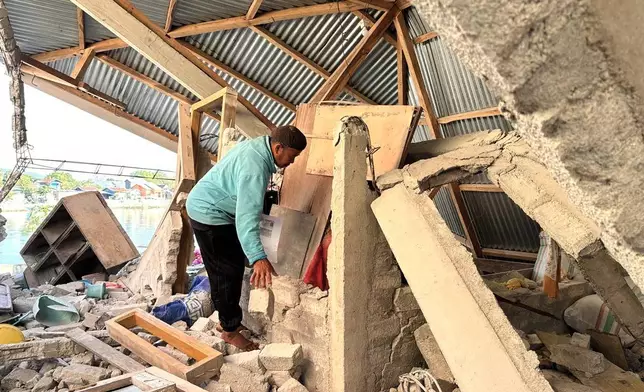 地震倖存者阿爾沙德·哈米德在印尼東努沙登加拉省北蘭巴萊達的受損房屋中尋找貴重物品，周三，2026年8月19日。(美聯社圖片/Firdia Lisnawati) AP圖片
