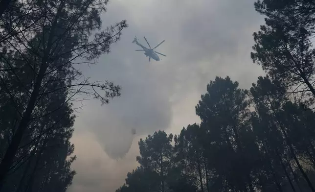 一架空中巴士直升機在法國西南部布拉貢附近火區投放班比水桶，桶內裝滿水。攝於2026年7月31日周五。(美聯社圖片/巴茲·拉特納) AP圖片