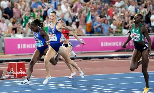 英國選手甸娜艾沙史密夫、艾美亨特及愛爾蘭選手拉茜達艾迪歷基，周四在英格蘭伯明翰舉行的歐洲田徑錦標賽女子200米決賽衝線。(美聯社圖片/Matthias Schrader) AP圖片