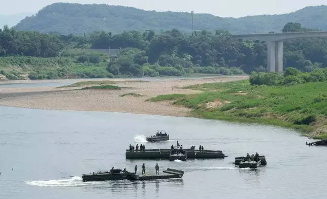 2026年8月18日周二，南韓漣川一條河流上，美國陸軍士兵在北韓邊境附近進行訓練演習。(美聯社圖片/Ahn Young-joon) AP圖片