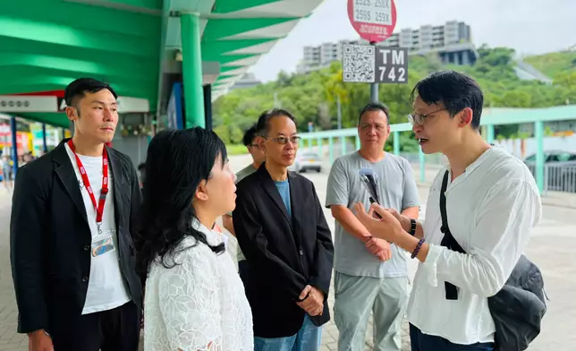 陳美寶星期一在運輸署及九巴代表陪同下到訪大欖隧道轉車站。fb圖片