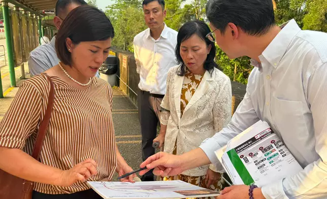 陳美寶星期一在運輸署及九巴代表陪同下到訪大欖隧道轉車站。fb圖片