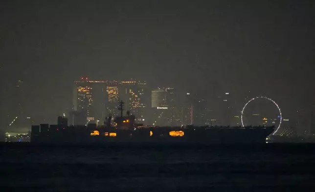 美國海軍航空母艦「林肯號」駛經新加坡，攝於2026年8月30日周日印尼巴淡島。(美聯社圖片/Dita Alangkara) AP圖片
