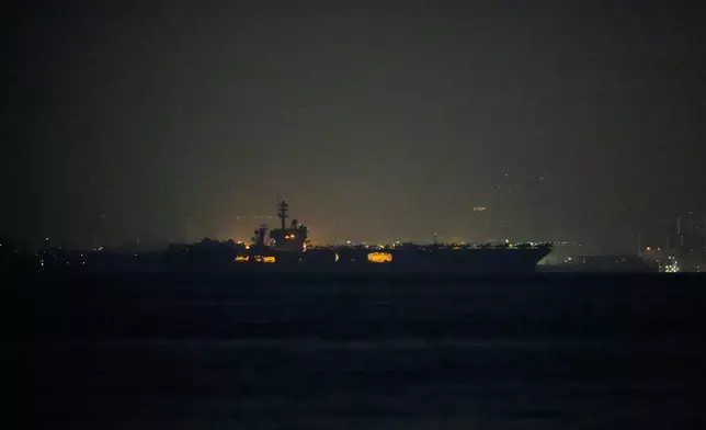 美國海軍航空母艦「林肯號」駛經新加坡，攝於2026年8月30日周日印尼巴淡島。(美聯社圖片/Dita Alangkara) AP圖片