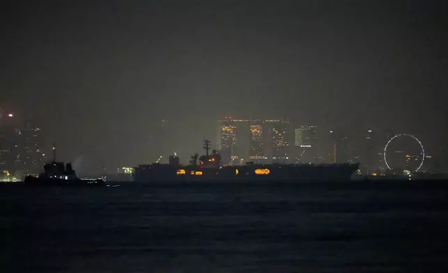 美國海軍航空母艦「林肯號」駛經新加坡，攝於2026年8月30日周日印尼巴淡島。(美聯社圖片/Dita Alangkara) AP圖片