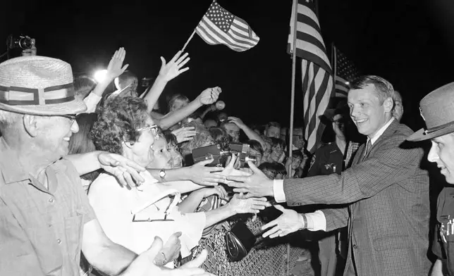 檔案圖片：1969年9月5日，首位踏足月球的太空人尼爾岩士唐，在俄亥俄州利馬的艾倫縣機場與民眾握手。(美聯社圖片/CEK，檔案) AP圖片