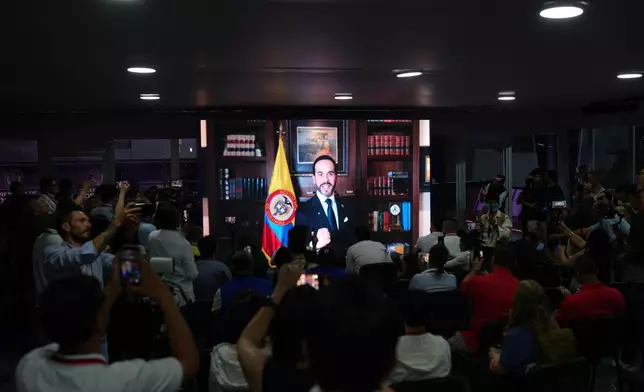 候任總統阿貝拉爾多·德拉埃斯普列利亞，周四（2026年8月6日）在哥倫比亞卡利，就職前透過影片向記者發表聲明。(美聯社圖片/Matias Delacroix) AP圖片