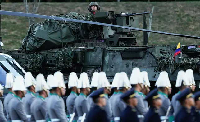 2026年8月7日周五，哥倫比亞總統亞伯拉多·德拉埃斯普列拉在卡利宣誓就職後發表就職演說，士兵列隊站立。(美聯社圖片/伊萬·瓦倫西亞) AP圖片