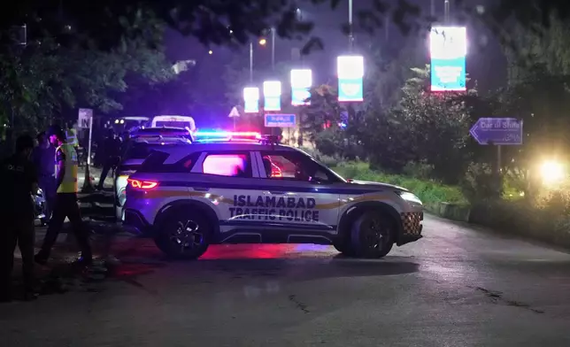一輛警車在希法國際醫院外的一條道路上駐守。根據巴基斯坦最高法院命令，被囚禁的前總理伊姆蘭汗將於周四（2026年8月20日）被轉移到該醫院接受身體檢查。圖片攝於巴基斯坦伊斯蘭堡。(美聯社圖片/Anjum Naveed) AP圖片