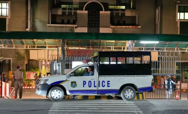 一輛警車停泊在希法國際醫院外。根據巴基斯坦最高法院命令，被囚禁的前總理伊姆蘭汗將於周四（2026年8月20日）被轉移到該醫院接受身體檢查。圖片攝於巴基斯坦伊斯蘭堡。(美聯社圖片/Anjum Naveed) AP圖片