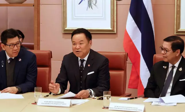 泰國總理阿努廷（Anutin Charnvirakul）（中）2026年8月19日周三在澳洲坎培拉國會大樓，與澳洲總理艾巴尼斯（未有入鏡）會面時發言。(Hilary Wardhaugh/美聯社圖片) AP圖片