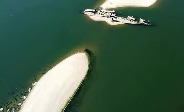 2026年8月4日周二，塞爾維亞普拉霍沃附近，多瑙河上羅馬尼亞與塞爾維亞之間的傑爾達普二號大型水壩前，一艘二戰德國軍艦殘骸因乾旱而露出水面。(美聯社圖片/Darko Vojinovic) AP圖片