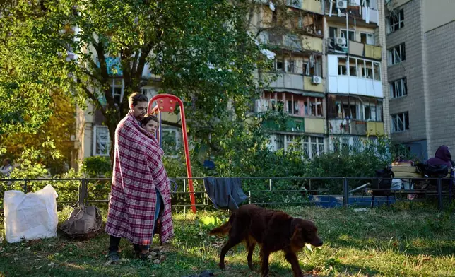 俄羅斯夜間襲擊後，當地居民站在基輔嚴重受損的住宅大廈前。攝於2026年8月20日周四。(美聯社圖片/Francisco Seco) AP圖片