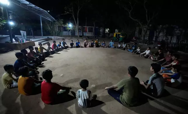 檔案圖片：2024年4月8日，青年在印度艾哈邁達巴德參與印度教民族主義組織國民志願服務團（RSS）的沙卡（shakha）活動。沙卡或地方單位透過結合宗教教育、自衛技能及遊戲來招募男孩。(美聯社圖片/Ajit Solanki, 檔案) AP圖片
