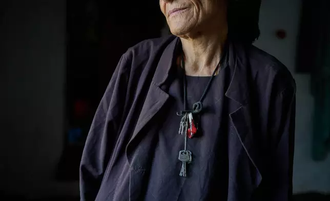 西瑪周三（2026年8月12日）頸上掛著一串鑰匙，站在阿富汗喀布爾家中窗戶的自然光下。她自稱約60歲，但不知道確切年齡。(美聯社圖片/Nava Jamshidi) AP圖片