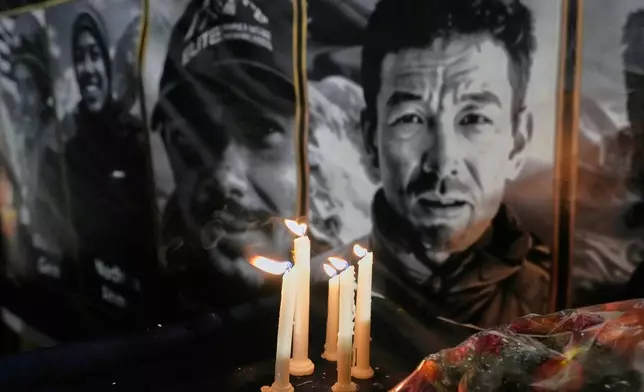 周二（2026年8月11日），巴基斯坦伊斯蘭堡舉行燭光悼念活動，為在布羅德峰喪生的登山者燃點蠟燭，旁邊擺放他們的照片。(美聯社圖片/Anjum Naveed) AP圖片