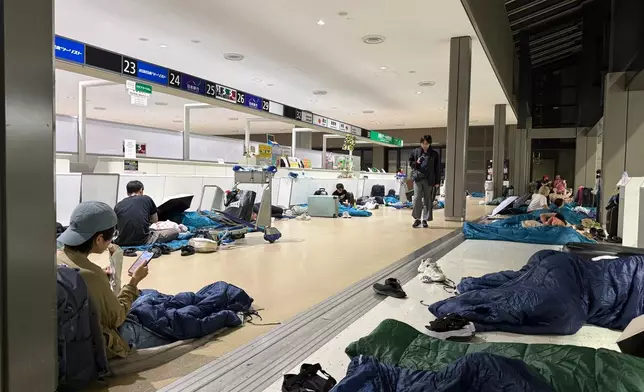 日本成田機場受暴雨影響交通混亂，滯留旅客獲派睡袋飲用水等物資，網上圖片