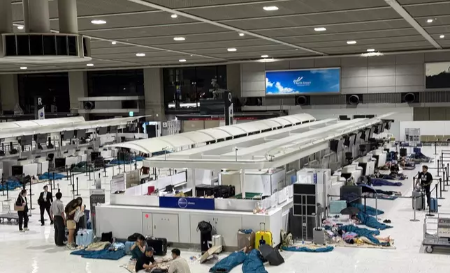 日本成田機場受暴雨影響交通混亂，滯留旅客獲派睡袋飲用水等物資，網上圖片
