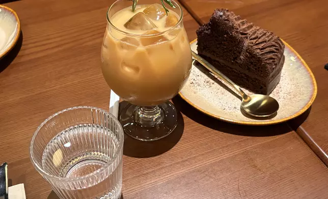 香柚薑黃冰茶及朱古力蛋糕。巴士的報記者攝