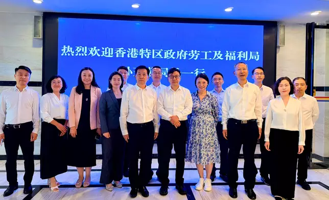 孫玉菡（前排右四）與貴州省民政廳副廳長張吉兵（前排中）會面後合照。貴州省人民政府港澳事務辦公室副主任劉寶昌（前排右二）和駐成都經濟貿易辦事處主任楊蕙心（前排右三）亦有出席會議。 政府新聞處圖片