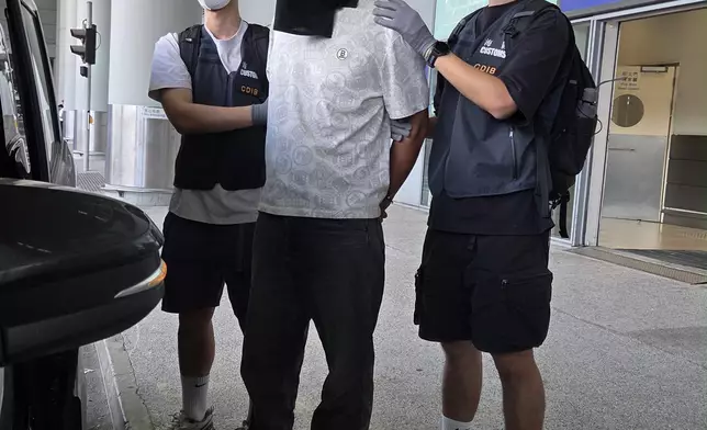 被捕人士黑布蒙頭帶走。政府新聞處圖片