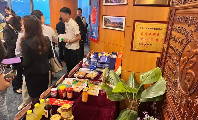 現場展示多款湖南特色食品，與會者就產品及合作方向交流。巴士的報記者攝