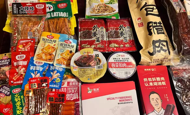 現場展示多款湖南特色食品，與會者就產品及合作方向交流。巴士的報記者攝