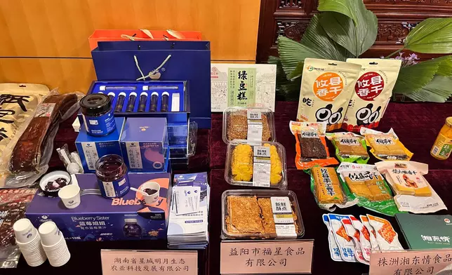 現場展示多款湖南特色食品，與會者就產品及合作方向交流。巴士的報記者攝