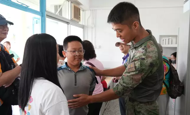 「2026年香港青少年軍事夏令營暨香港大學生軍事生活體驗營」周日8月16日結束。巴士的報記者攝