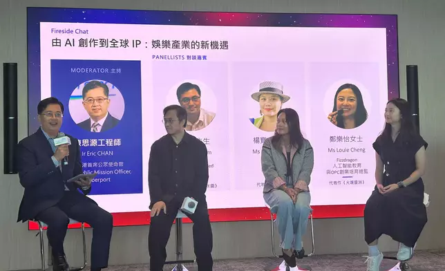 從左到右：數碼港首席公眾使命官陳思源工程師，Ultra Instinct Limited的創意總監譚廣源、Gudo Inc.的行政總裁楊寶文、以及FizzDragon的人工智能教育與OPC創業培育總監鄭樂怡。巴士的報記者攝