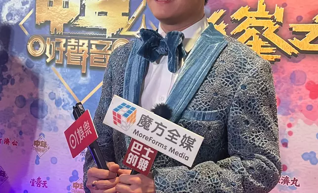 張與辰染藍髮配藍色西裝化身「藍色王子」現身。巴士的報記者攝