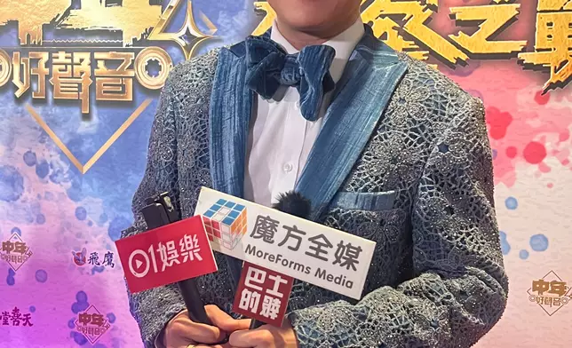 張與辰染藍髮配藍色西裝化身「藍色王子」現身。巴士的報記者攝