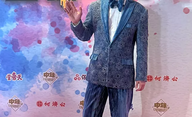 張與辰染藍髮配藍色西裝化身「藍色王子」現身。巴士的報記者攝